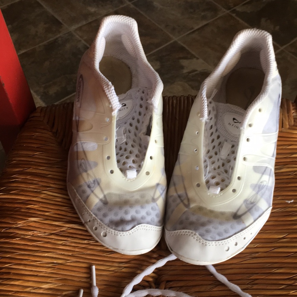 Cheer shoes
